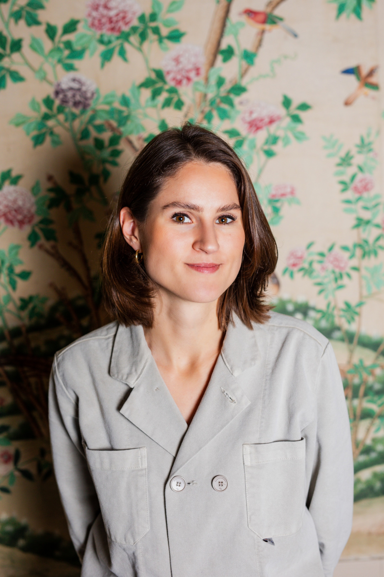 Directeur Lotte Walrave ontvangt de VNK-leden in Landhuis Oud-Amelisweerd en geeft een toelichting (Foto: Melanie Marsman)