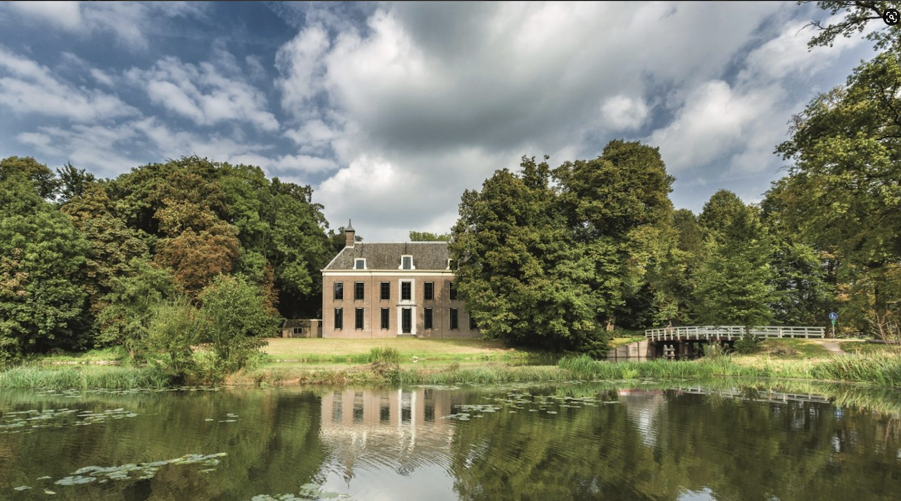 Landhuis Oud Amelisweerd aan de Krommerijn in Bunnik