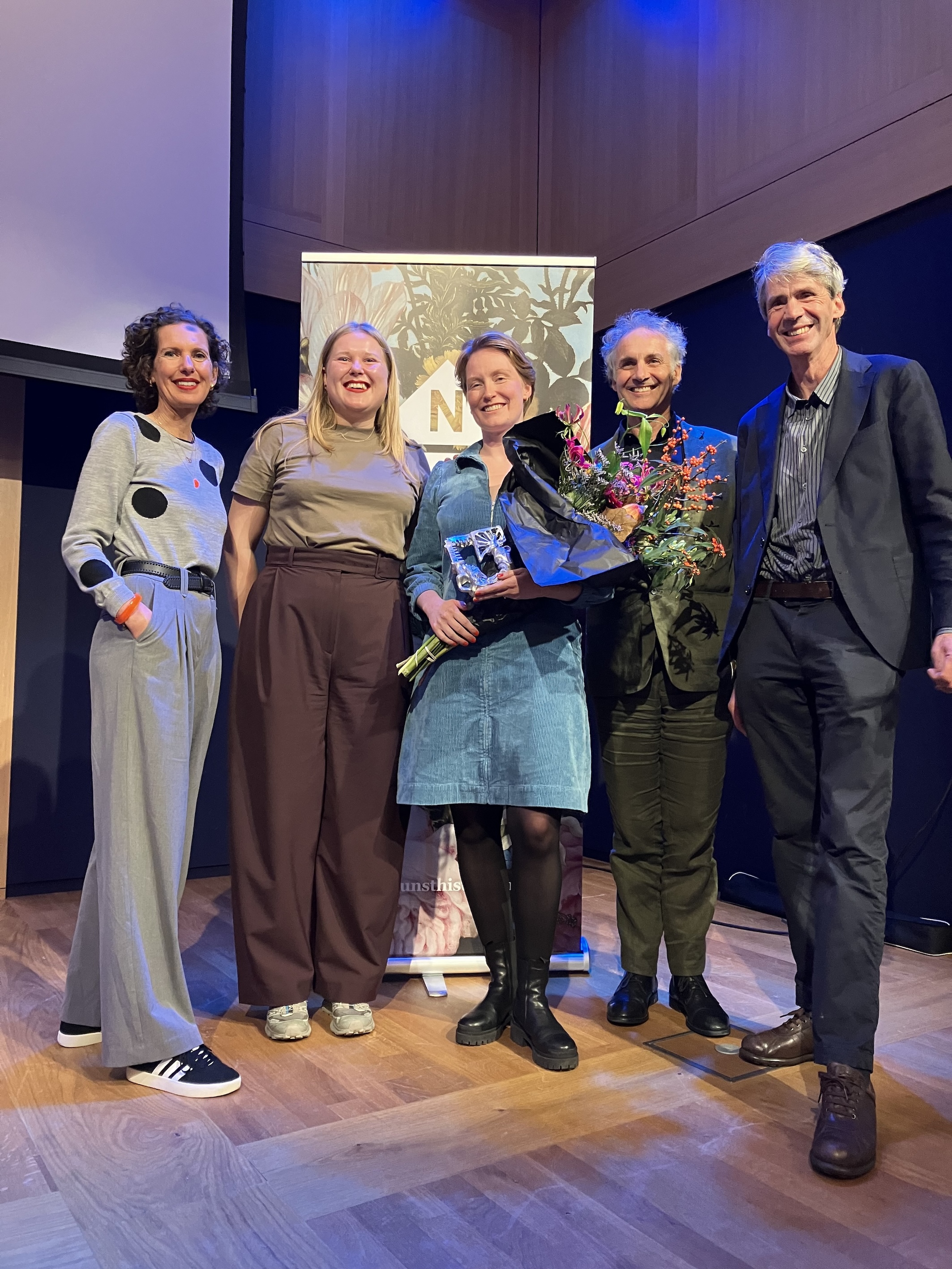 VNK-voorzitter Annemarie den Dekker, Jong VNK voorzitter Roísin Douglas, winnaar Saskia Quené, juryvoorzitter Arjan de Koomen, jurylid Friso Lammertse 